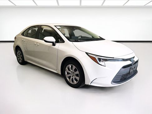 Used 2023 Toyota Corolla LE FWD image 3