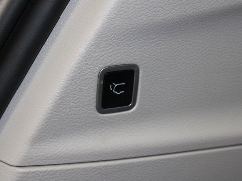 Used 2024 Chrysler Pacifica Touring-L image 14