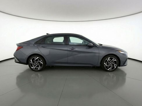 Used 2025 Hyundai Elantra SEL FWD image 11