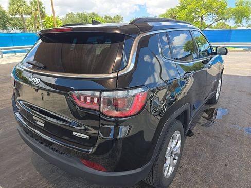 Used 2025 Jeep Compass Latitude w/ Sun & Sound Group AWD/4WD image 6