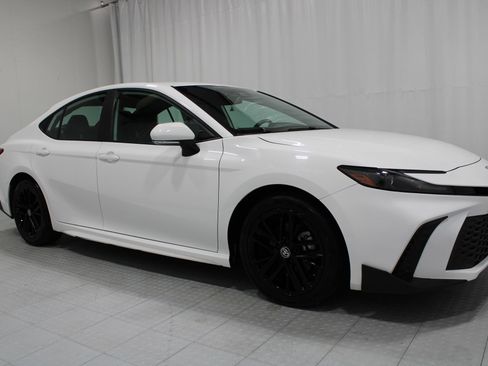 Used 2025 Toyota Camry SE FWD image 4