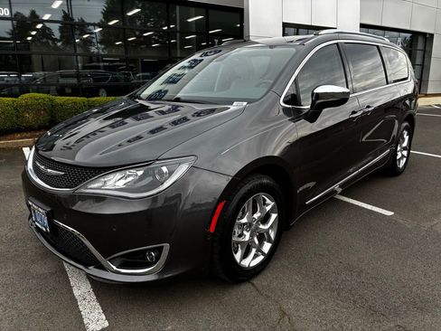 Used 2017 Chrysler Pacifica Limited image 3