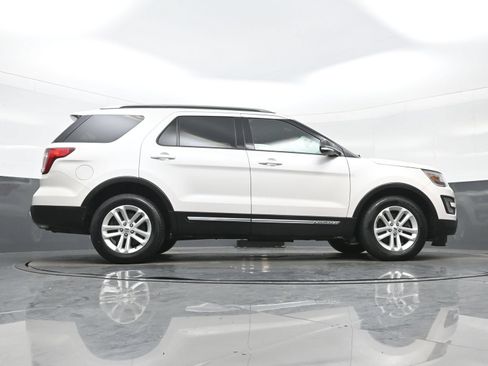 Used 2017 Ford Explorer XLT w/ Equipment Group 202A FWD image 35