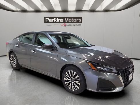 Used 2025 Nissan Altima 2.5 SV FWD image 7