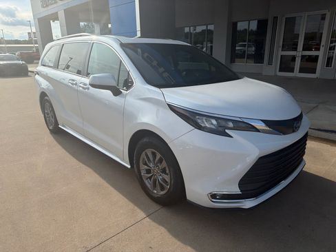 Used 2024 Toyota Sienna XLE w/ XLE Plus Package FWD image 8