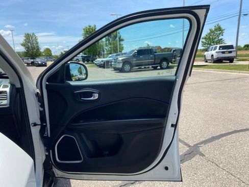 Used 2020 Jeep Compass Latitude w/ Cold Weather Group AWD/4WD image 30