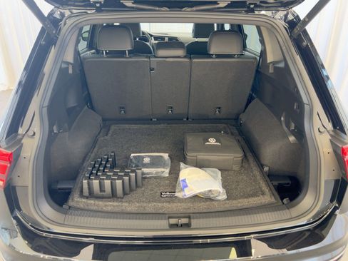 Certified 2023 Volkswagen Tiguan SEL R-Line image 34