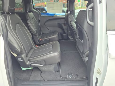 New 2027 Chrysler Pacifica Select FWD image 40