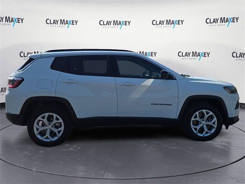 Used 2024 Jeep Compass Latitude image 6