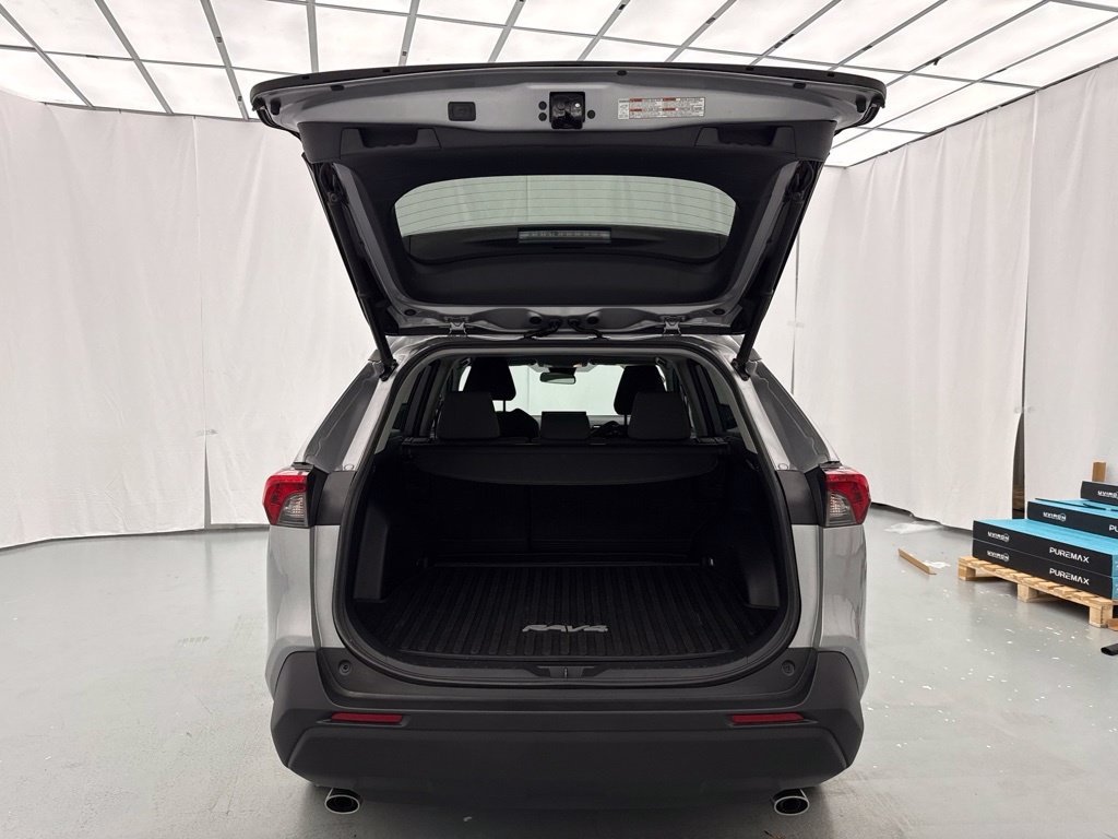 Used 2020 Toyota RAV4 XLE w/ Convenience Package FWD image 12