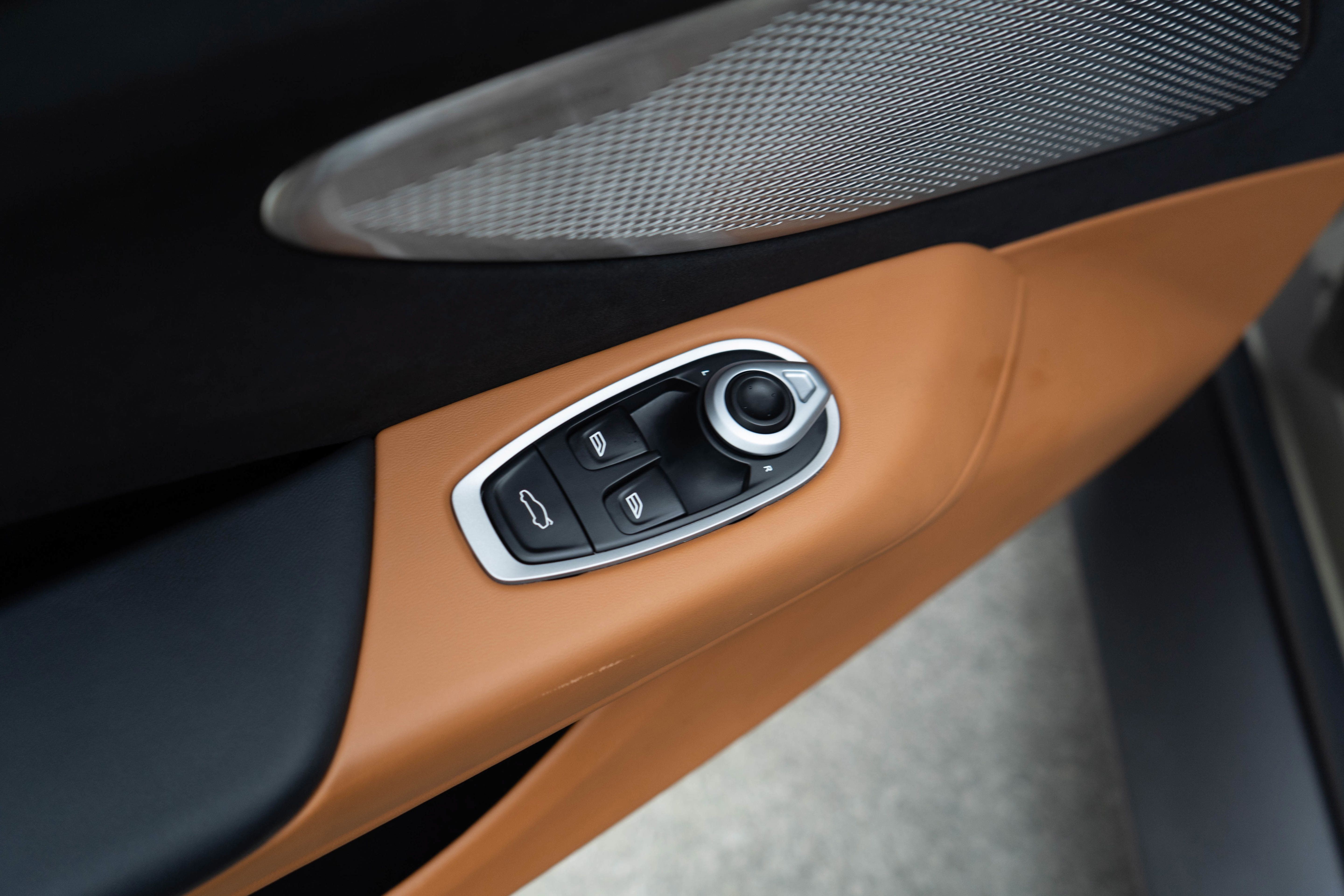 Used 2025 Aston Martin V8 Vantage Coupe RWD image 14