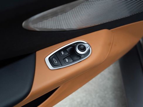 Used 2025 Aston Martin V8 Vantage Coupe image 14