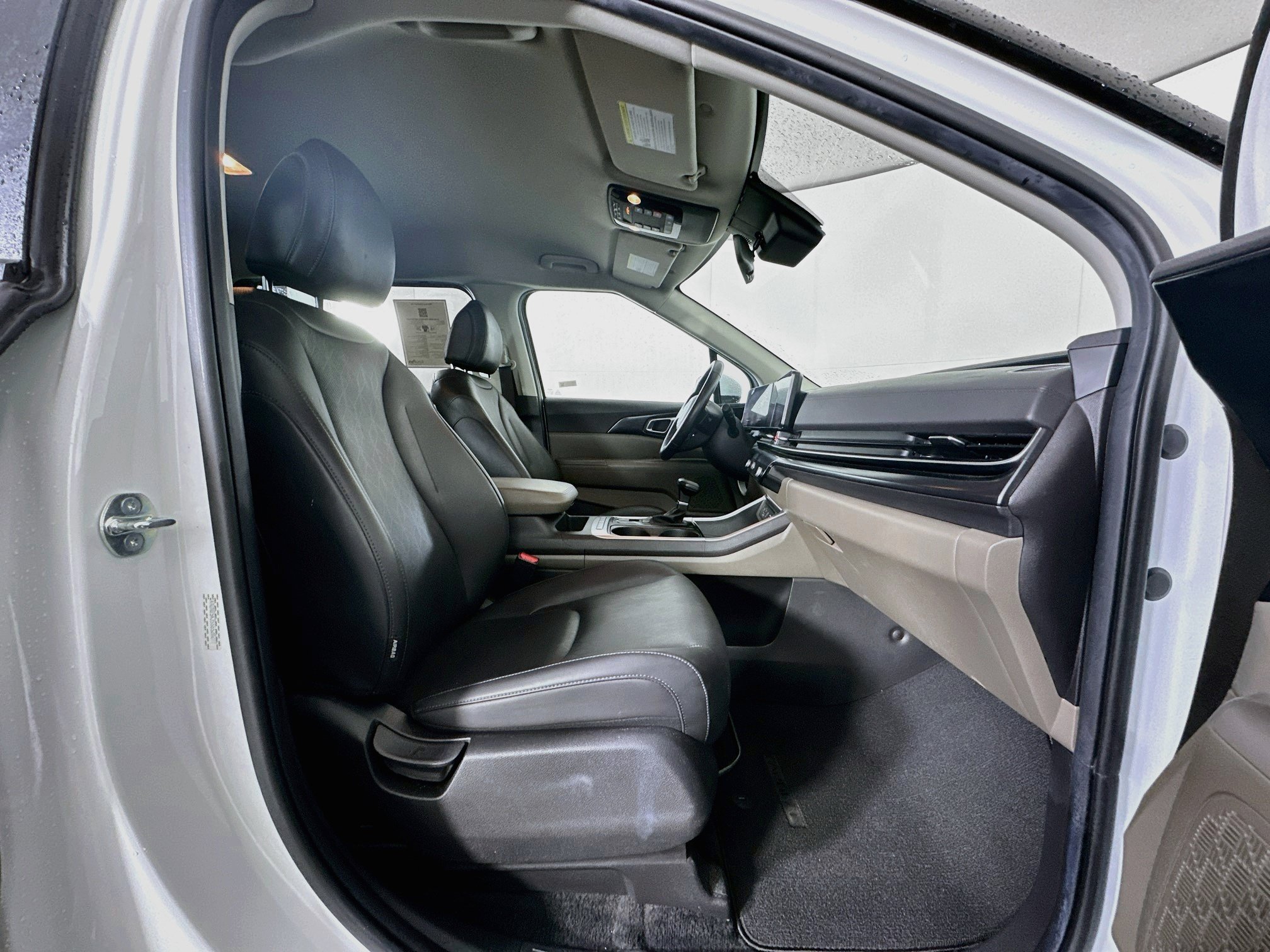 Used 2025 Kia Carnival FWD image 32