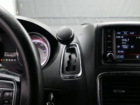 Used 2019 Dodge Grand Caravan SE w/ UConnect Hands-Free Group FWD image 19