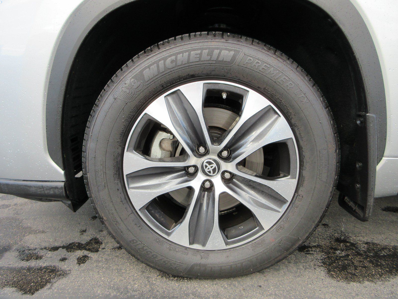Used 2024 Toyota Highlander XLE AWD/4WD image 19