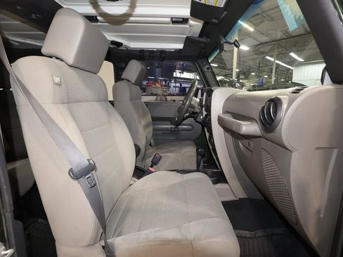 Used 2007 Jeep Wrangler Unlimited Sahara w/ Dual Top Group image 17