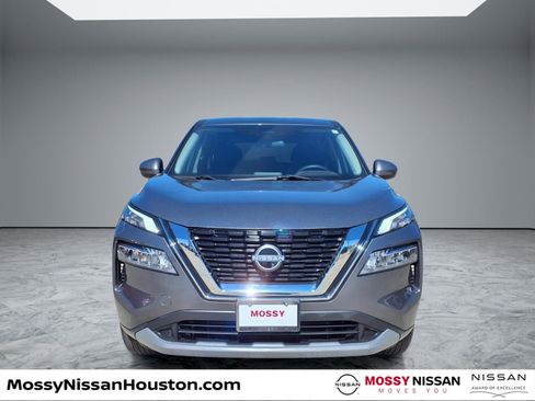 Used 2023 Nissan Rogue SV image 3