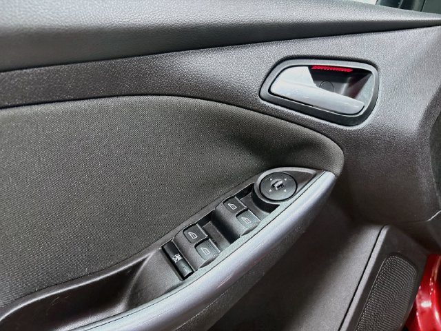 Used 2014 Ford Focus Titanium FWD image 17