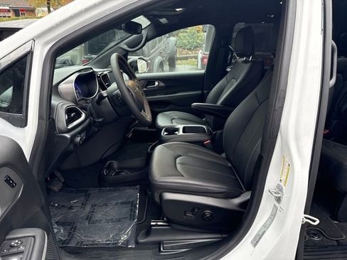New 2026 Chrysler Pacifica Select image 15