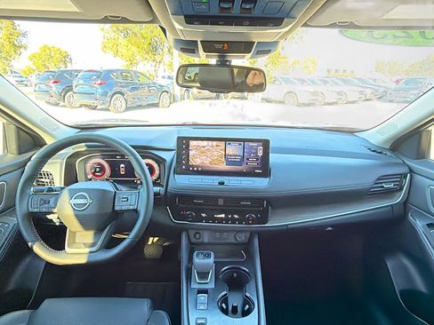 Used 2025 Nissan Rogue Platinum image 16