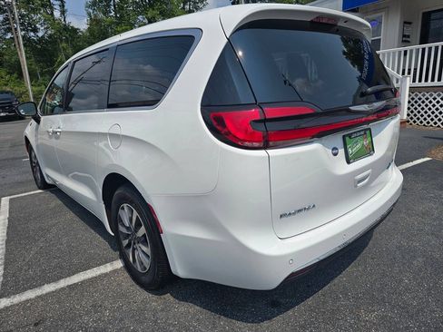 Used 2024 Chrysler Pacifica Limited FWD image 4