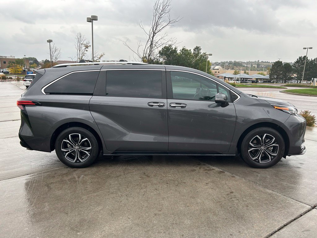 Used 2025 Toyota Sienna Platinum AWD/4WD image 10
