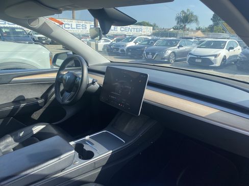 Used 2024 Tesla Model Y 2WD image 24