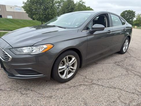 Used 2018 Ford Fusion SE w/ Fusion SE Technology Package FWD image 4