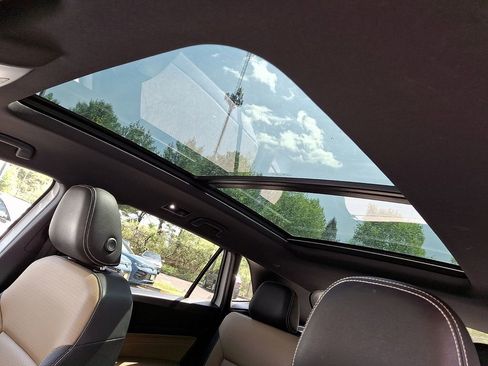 Certified 2023 Volkswagen Atlas Cross Sport SE w/ Panoramic Sunroof Package AWD/4WD image 14