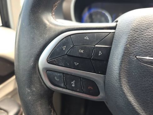 Used 2017 Chrysler Pacifica Touring-L FWD image 21