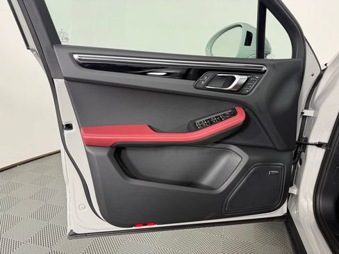 Certified 2026 Porsche Macan AWD/4WD image 19