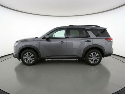 Used 2025 Nissan Pathfinder SV image 5