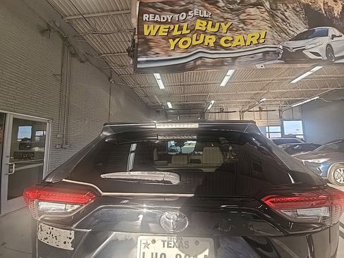 Used 2019 Toyota RAV4 LE image 5