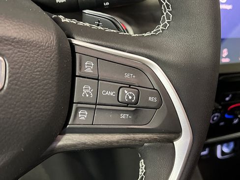 Used 2025 Jeep Grand Cherokee Limited image 17