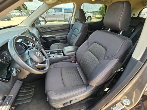 Used 2025 Nissan Pathfinder SV FWD image 17