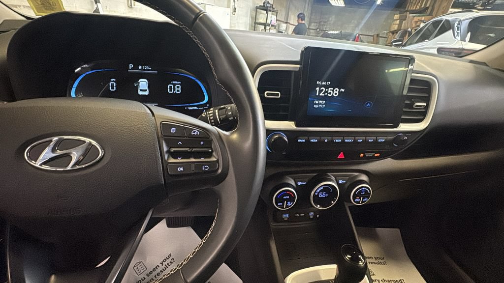 Used 2025 Hyundai Venue Limited FWD image 15