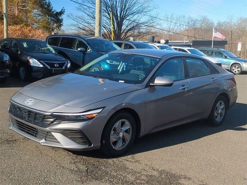 Used 2024 Hyundai Elantra SE image 7