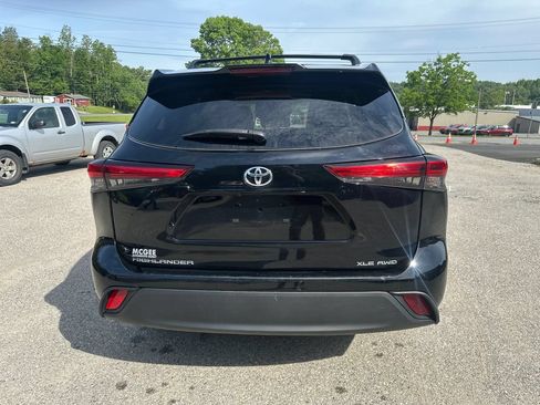 Used 2023 Toyota Highlander XLE AWD/4WD image 4