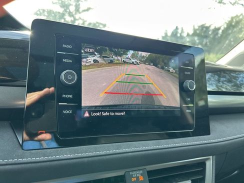 Certified 2025 Volkswagen Taos SE image 33