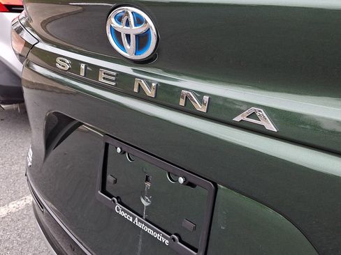 Used 2023 Toyota Sienna Limited image 36