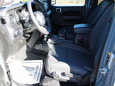 Used 2025 Jeep Wrangler Unlimited Rubicon image 11