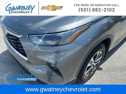 Used 2022 Toyota Highlander XLE AWD/4WD image 14