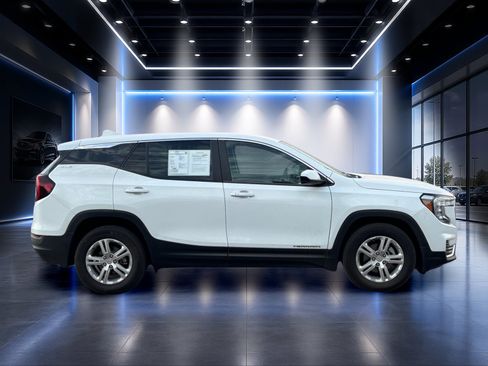 Used 2024 GMC Terrain SLE FWD image 3