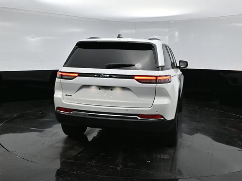 Used 2023 Jeep Grand Cherokee Altitude image 6