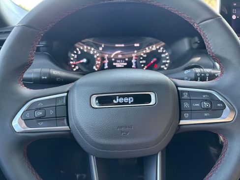 Used 2025 Jeep Compass Trailhawk image 28