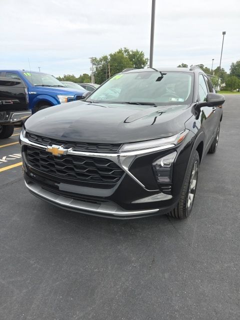 Used 2024 Chevrolet Trax LT FWD image 1