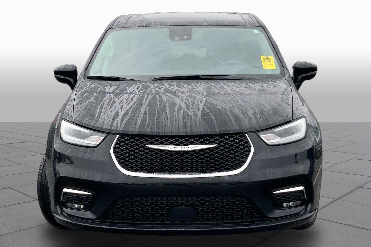 Used 2024 Chrysler Pacifica Touring-L FWD image 4