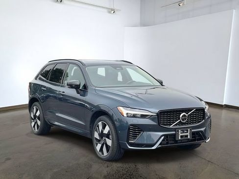 Used 2024 Volvo XC60 T8 Plus w/ Protection Package Premier AWD/4WD image 3