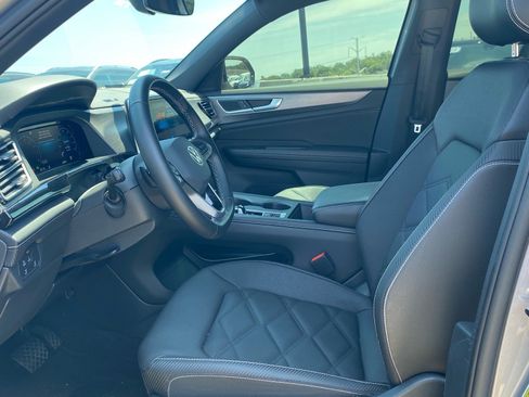 Certified 2024 Volkswagen Atlas Cross Sport SE AWD/4WD image 9