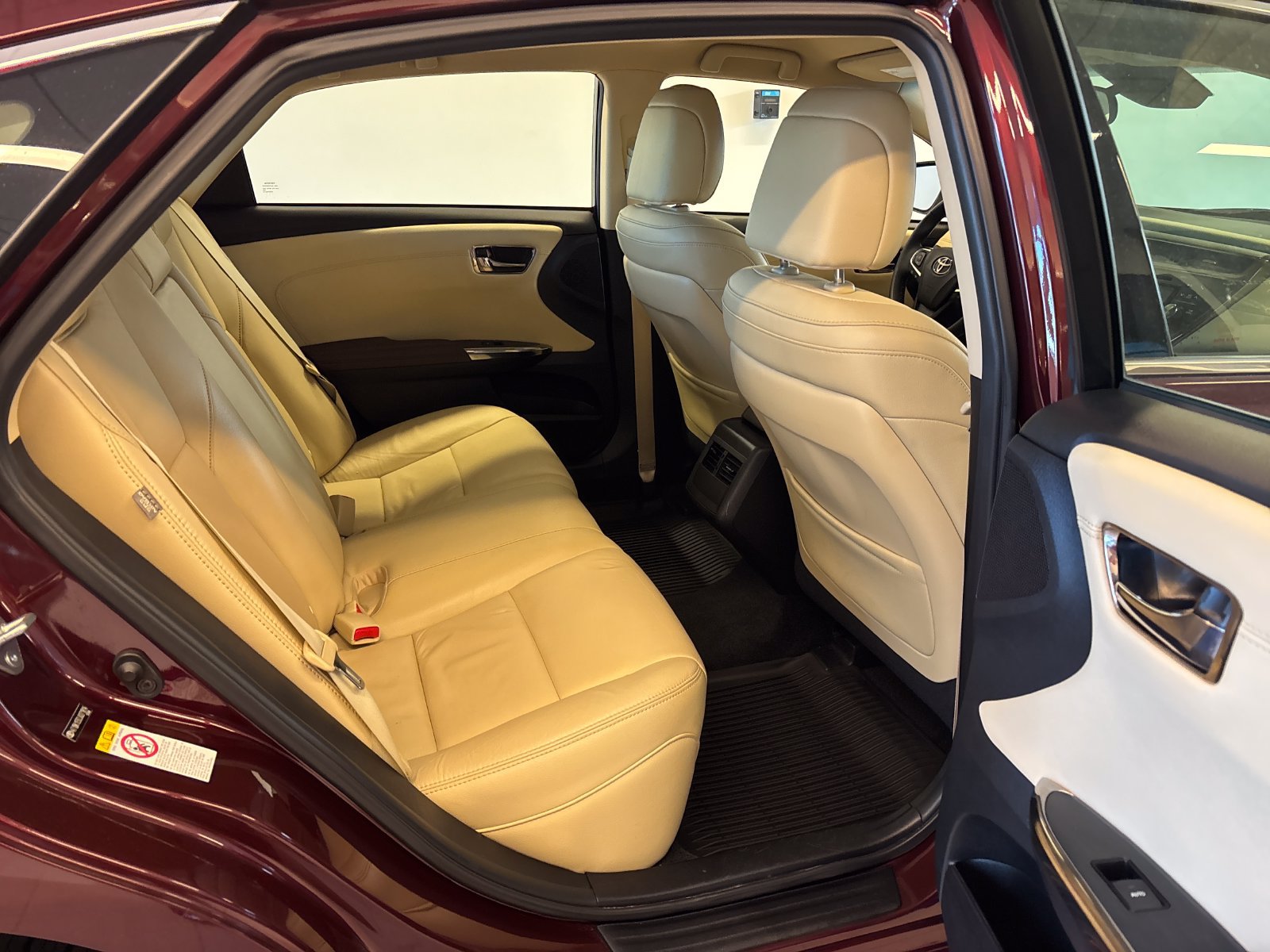 Used 2018 Toyota Avalon XLE w/ All Weather Liner Package FWD image 9